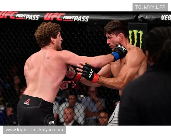 UFC教练怒吼“上去干他”，战局瞬间逆转，精彩瞬间燃爆全场